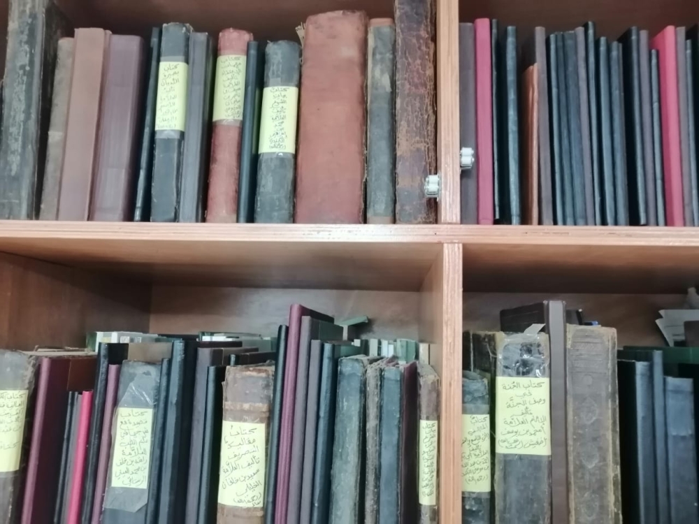 من الكتب بالمكتبة