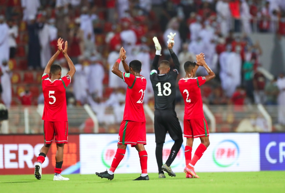 لاعبي المنتخب يحيون الجماهير بعد نهاية المباراة