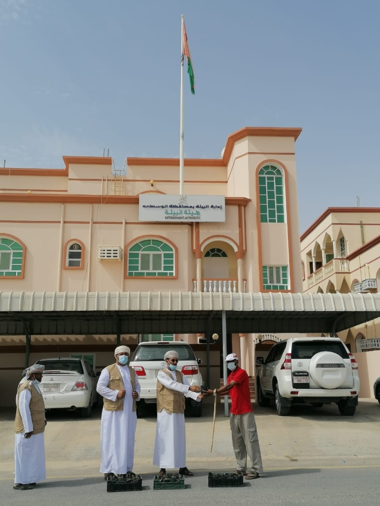 إدارة البيئة بالوسطى تستلم شتلات السمر