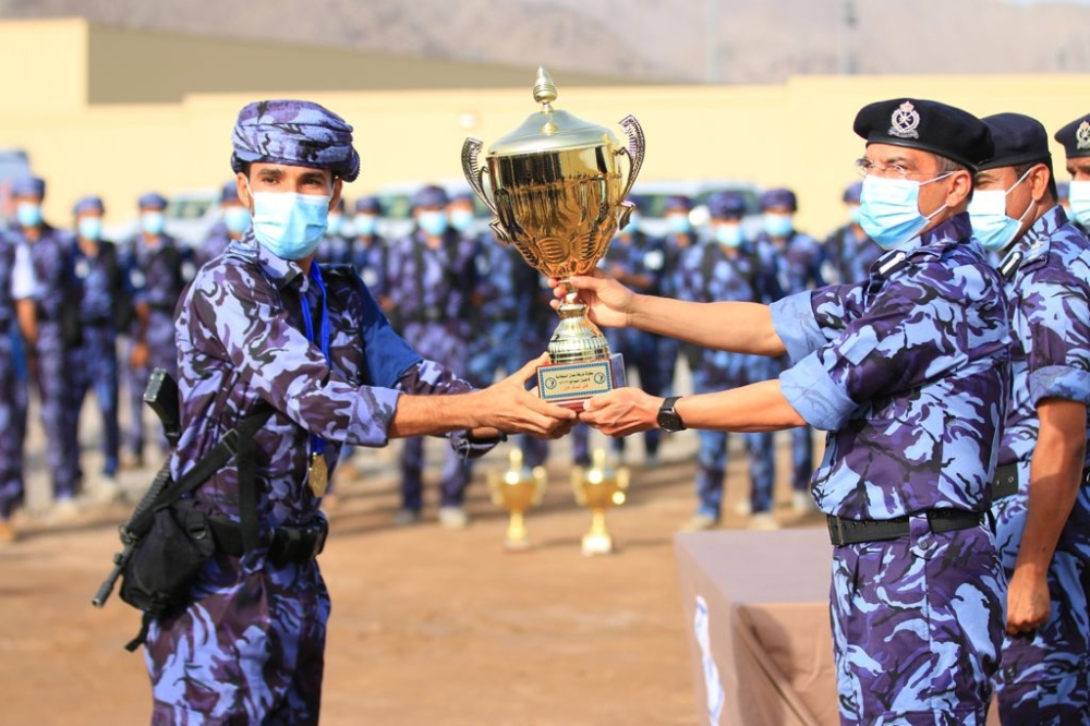 تسليم الكؤوس للفرق الفائزة