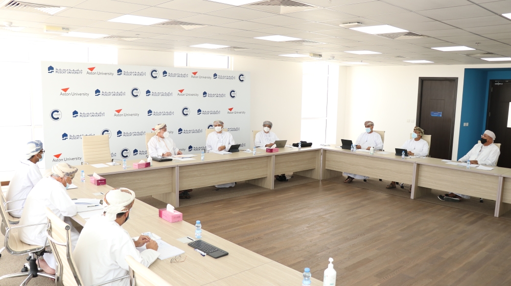 جانب من اجتماع مجلس أمناء جامعة مسقط