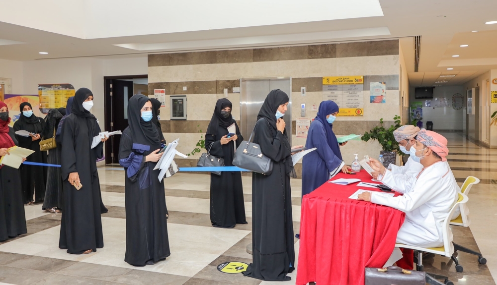 استقبال الباحثين عن عمل وإجراء الاختبارات في وقتها المحدد في القاعات المخصصة لها 