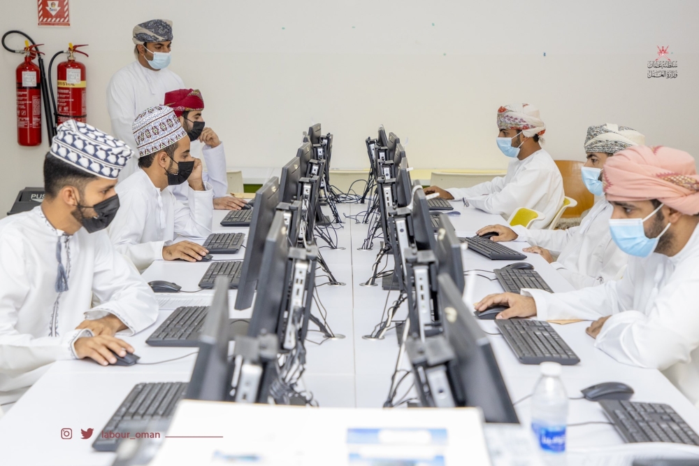 استقبال الباحثين عن عمل وإجراء الاختبارات في وقتها المحدد في القاعات المخصصة لها 