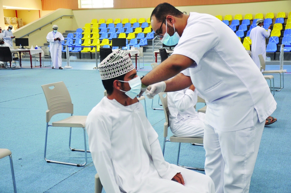 إقبال الشباب على التحصين بعبري