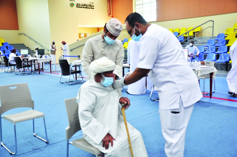 تطعيم أحد كبار السن بعبري