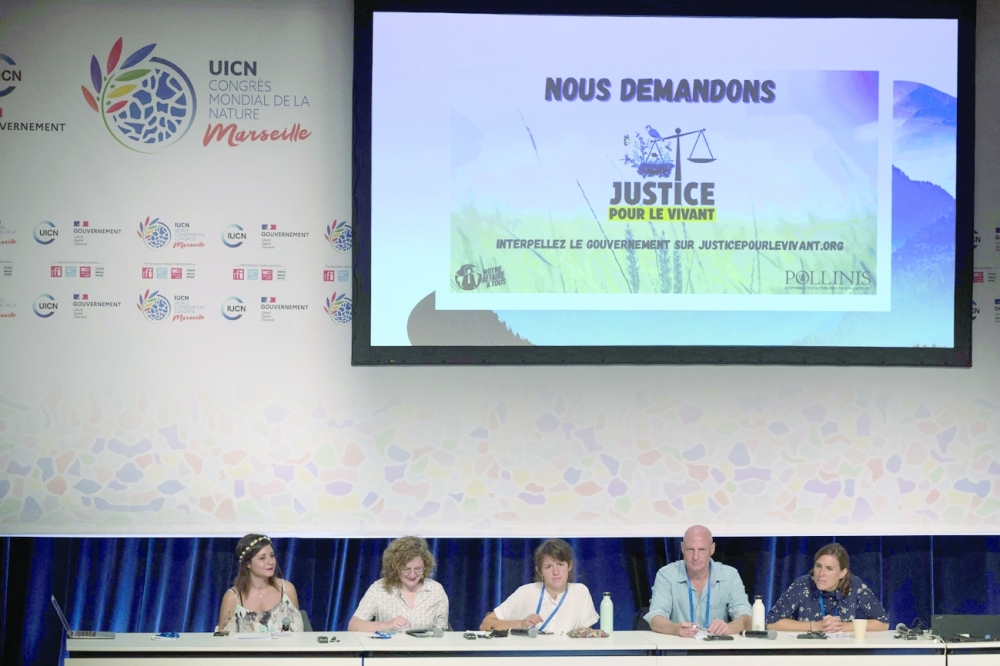 أعضاء منظمة (عملنا المشترك)   يتحدثون خلال مؤتمر صحفي للإعلان عن بدء إجراء قانوني غير مسبوق ضد الدولة الفرنسية من أجل تحديها للوفاء بالتزامها بحماية التنوع البيولوجي ، في مرسيليا جنوب فرنسا أمس.أ.ف.ب