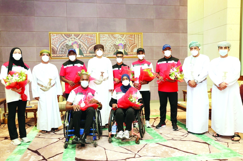 لقطة جماعية في استقبال بعثة المنتخب بمطار مسقط