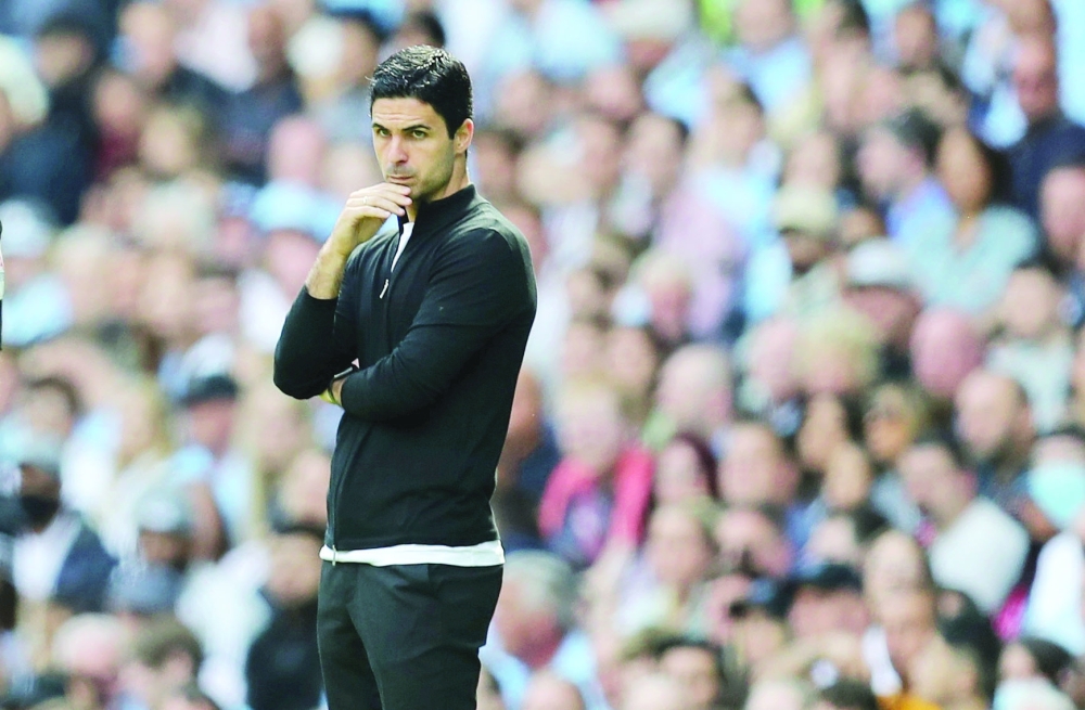 مهمة إنقاذ آرسنال من مأزق النتائج السلبية صداع مزمن في رأس مدربه ميكيل أرتيتا   ( رويترز ) 