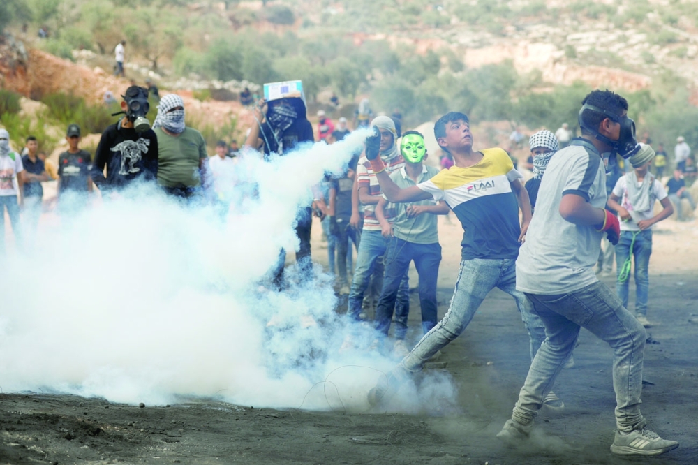 متظاهرون فلسطينيون يشتبكون مع القوات الإسرائيلية خلال مظاهرة تضامنية مع الأسرى بعد هروب ستة مسلحين فلسطينيين من سجن إسرائيلي في بيتا بالضفة الغربية المحتلة  . رويترز   