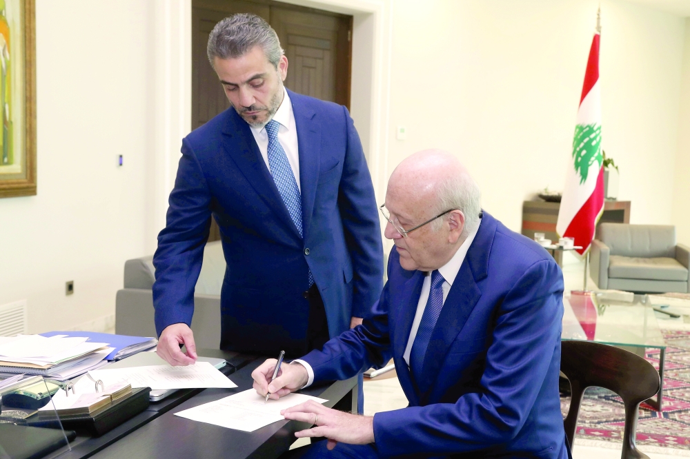 ميقاتي يوقع مرسوم إعلان الحكومة الجديدة "رويترز" 