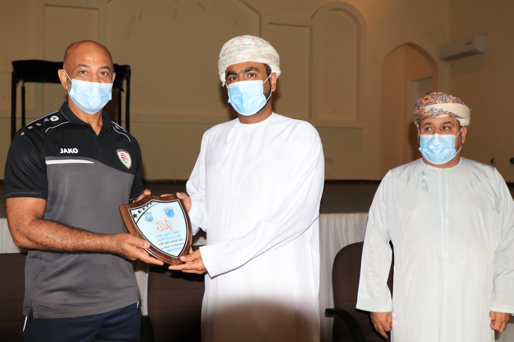 تكريم المحاضر طالب هلال