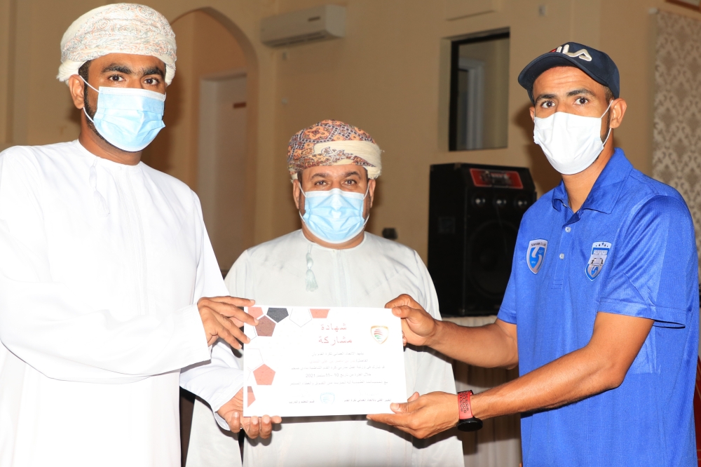 تكريم احد المشاركين بالدورة