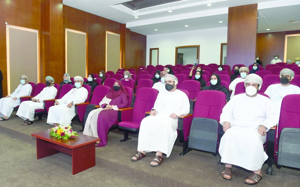 راعية المناسبة مع عدد من المسؤولين