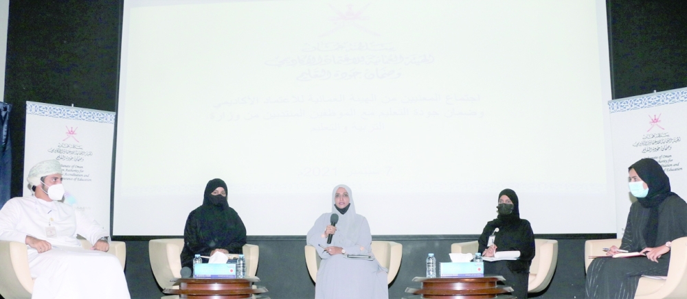 المتحدثون في الاجتماع