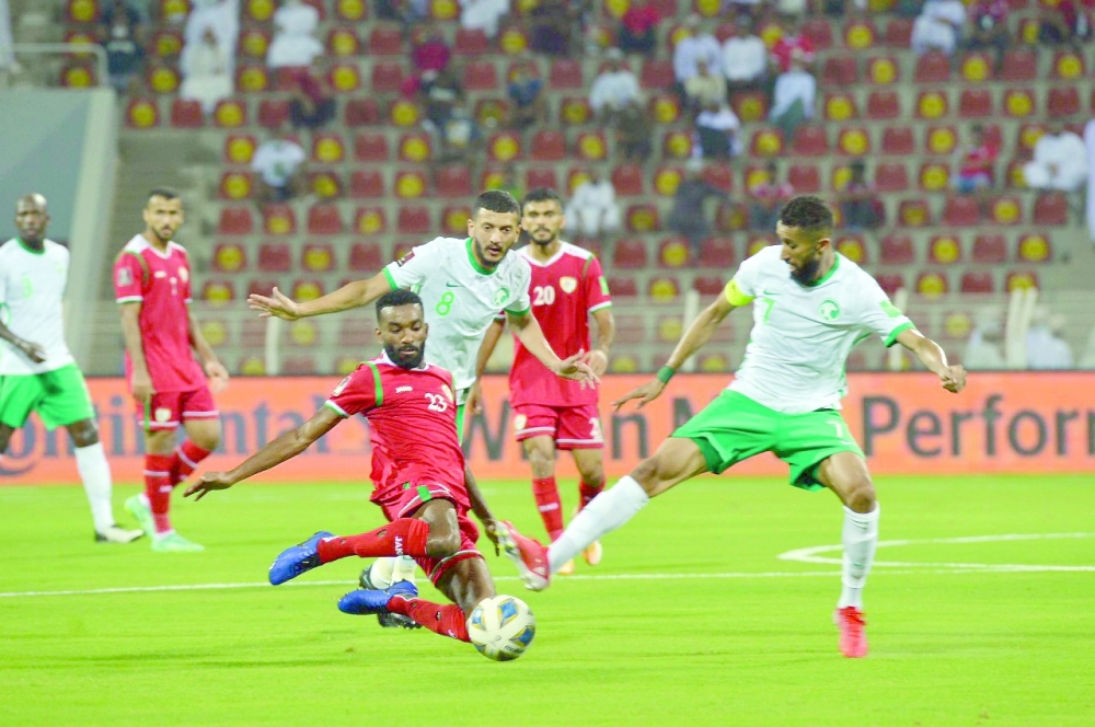 من لقاء منتخبنا الوطني وشقيقه السعودي في تصفيات كأس العالم