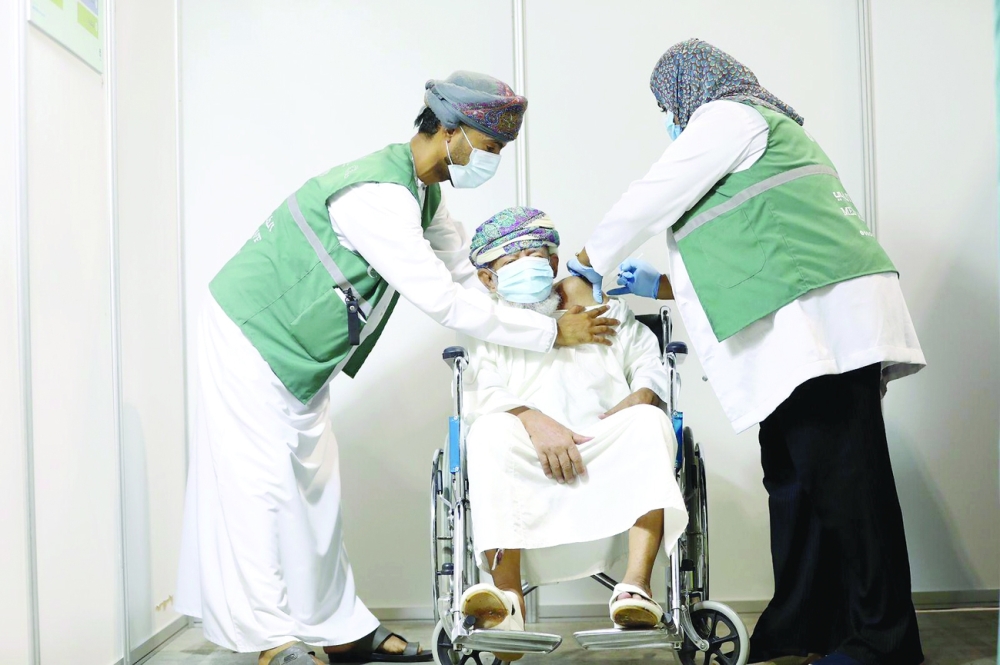 تعامل إنساني مع كبار السن يؤكد الحرص على سلامة الإنسان