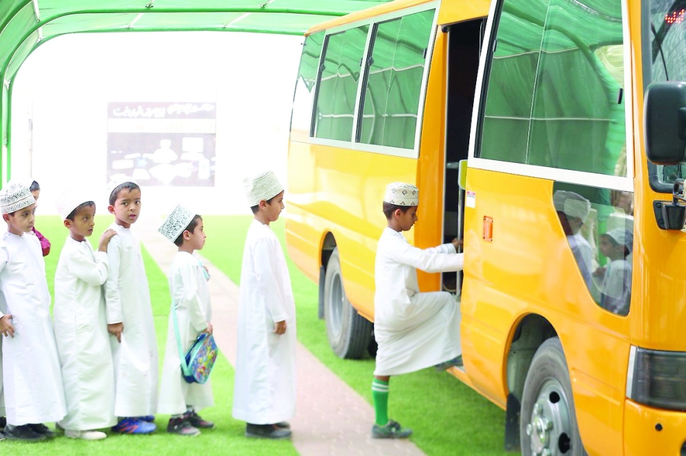 وضع اشتراطات الأمن والسلامة فـي وسائل نقل الطلبة