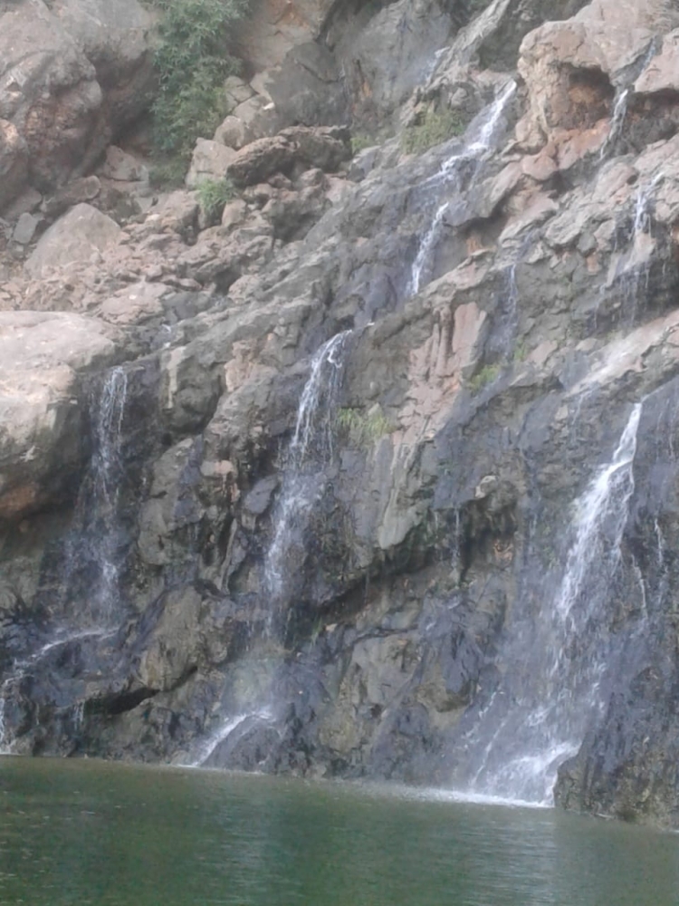 منظر جمالي للشلالات