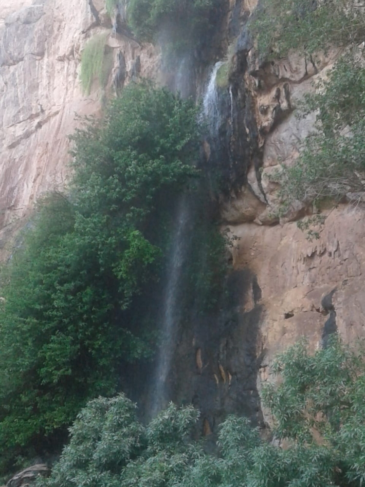 تدفق مياه الشلال بجبل الكور