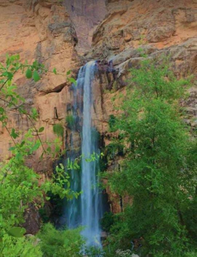 تدفق مياه الشلال بجبل الكور