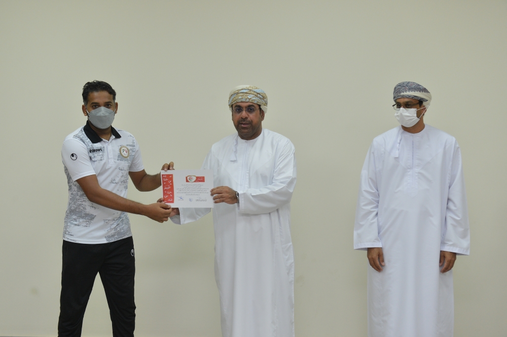 من تكريم الحكام المشاركين