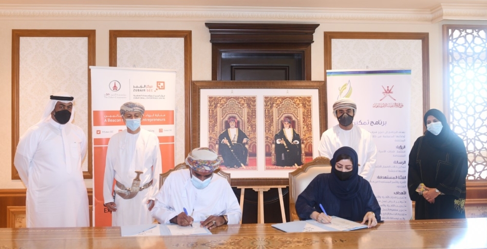 أثناء التوقيع على الاتفاقية