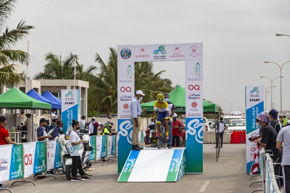 من انطلاقة الدراجين في اليوم الأول من الطواف 