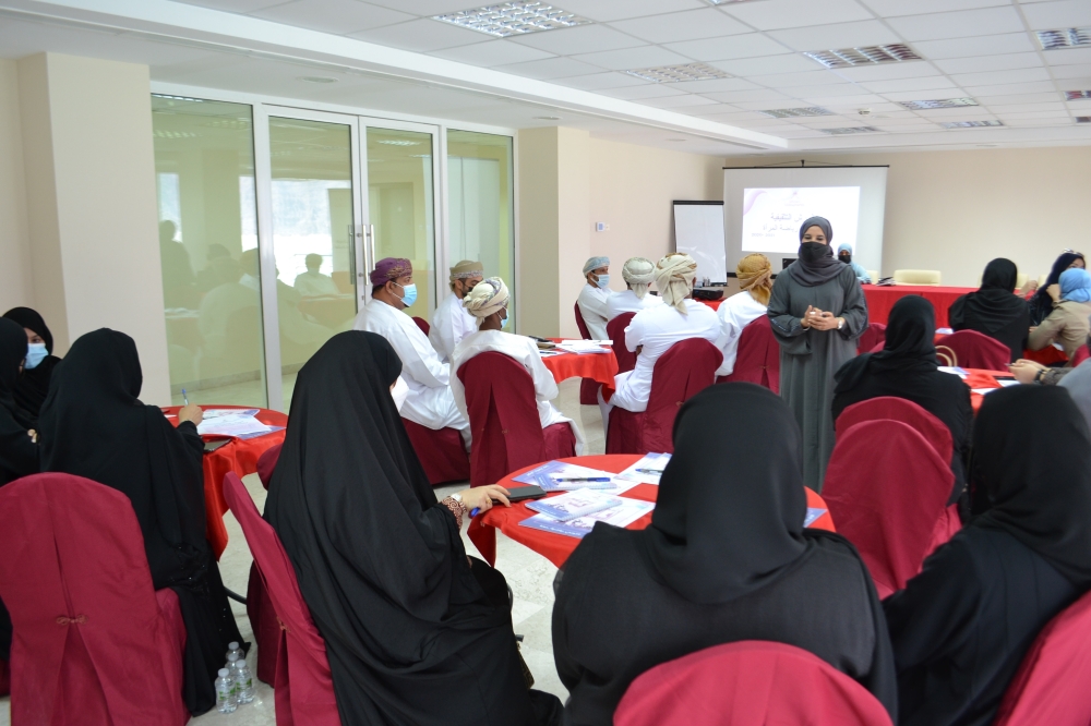 خولة الرواحية تقدم الحلقة التثقيفية