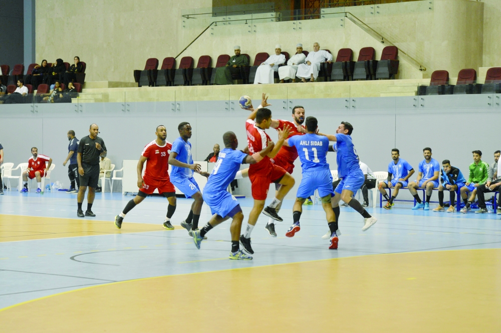 من المنافسات الماضية لدوري اليد