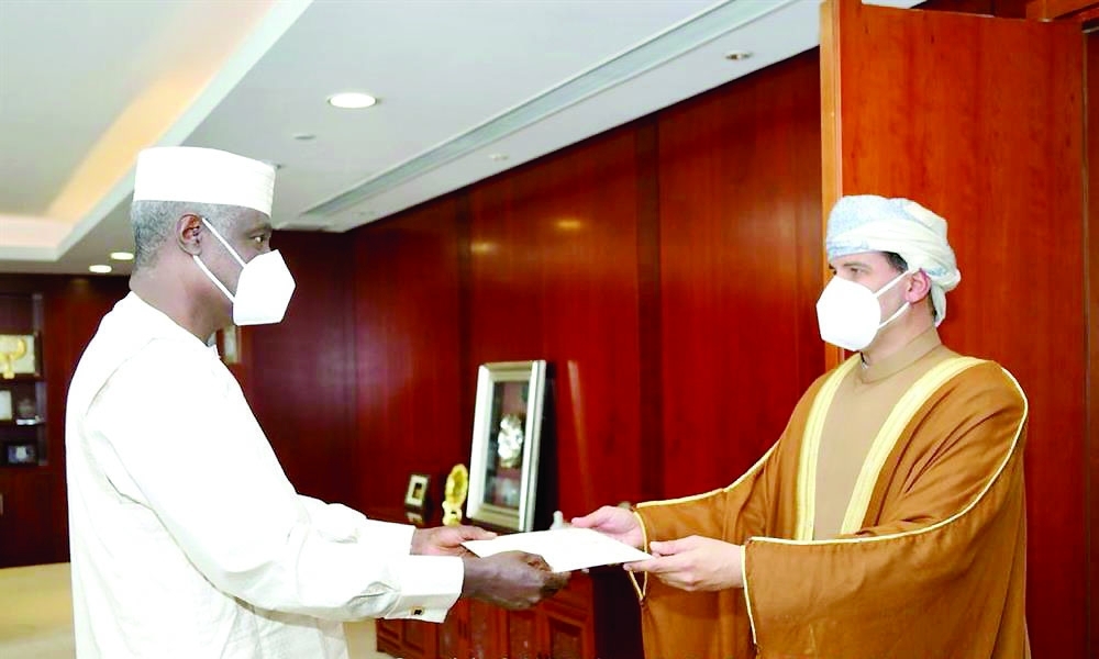 الشحري يقدم أوراقه لرئيس مفوضية الاتحاد الإفريقي