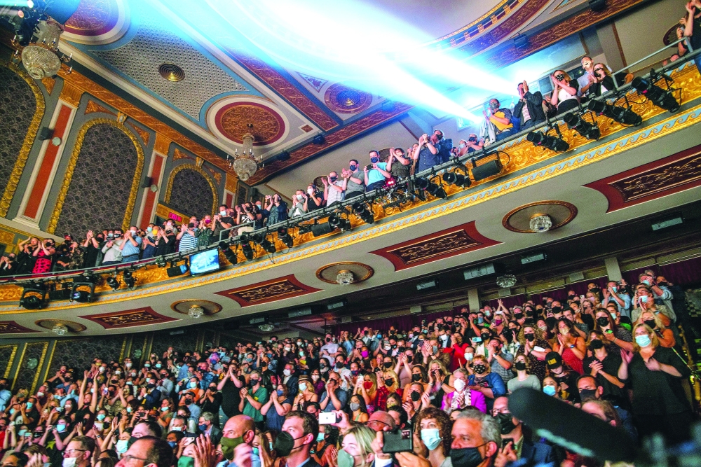 الجمهور وهو يهتف للممثلين في مسرح ريتشارد روجرز في نهاية عرض العودة الأول لهاملتون حيث تبدأ عروض برودواي في إعادة فتحها للجمهور الحي بعد إغلاقها لأكثر من عام.