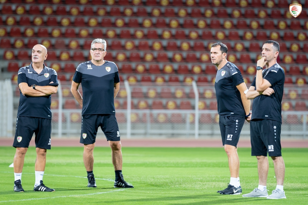 برانكو ايفانكوفيتش مع طاقم الجهاز الفني للمنتخب