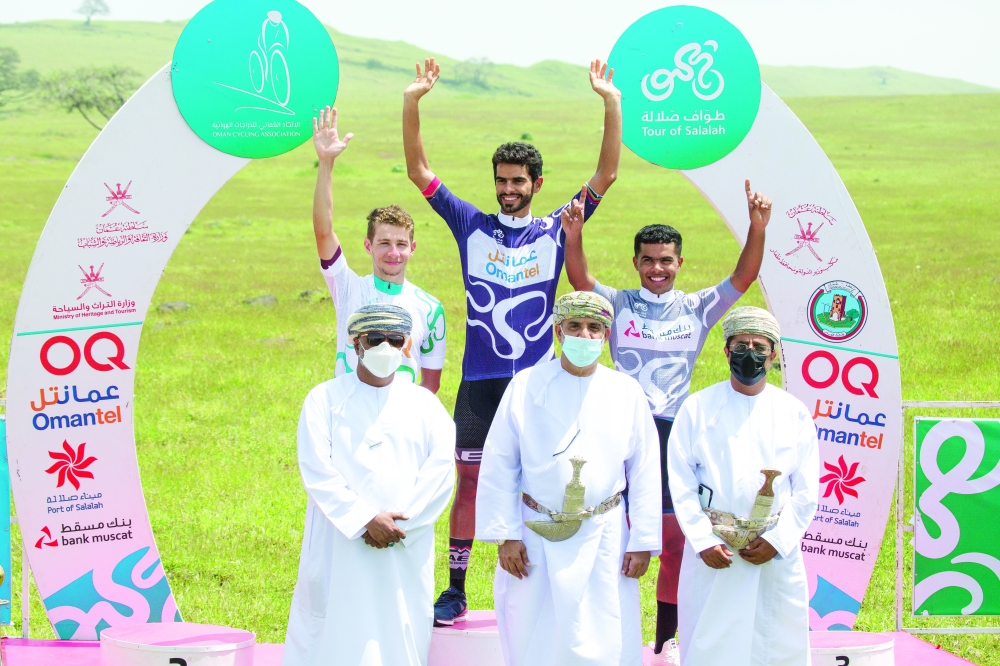 تتويج الفائزين بالمراكز الأولى