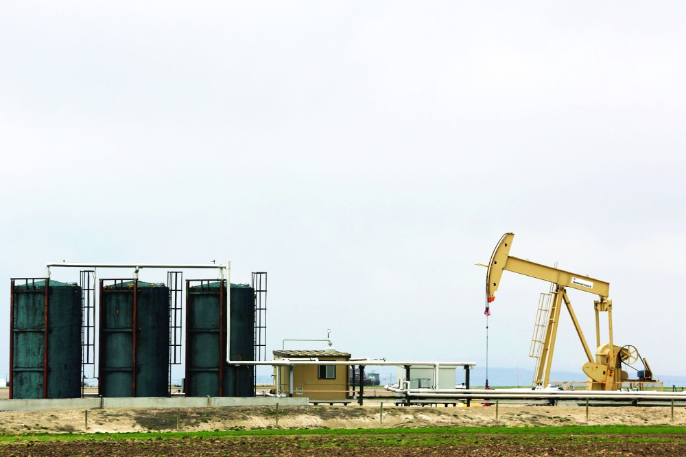 مضخة للنفط والغاز بالقرب في ألبرتا، كندا - رويترز 