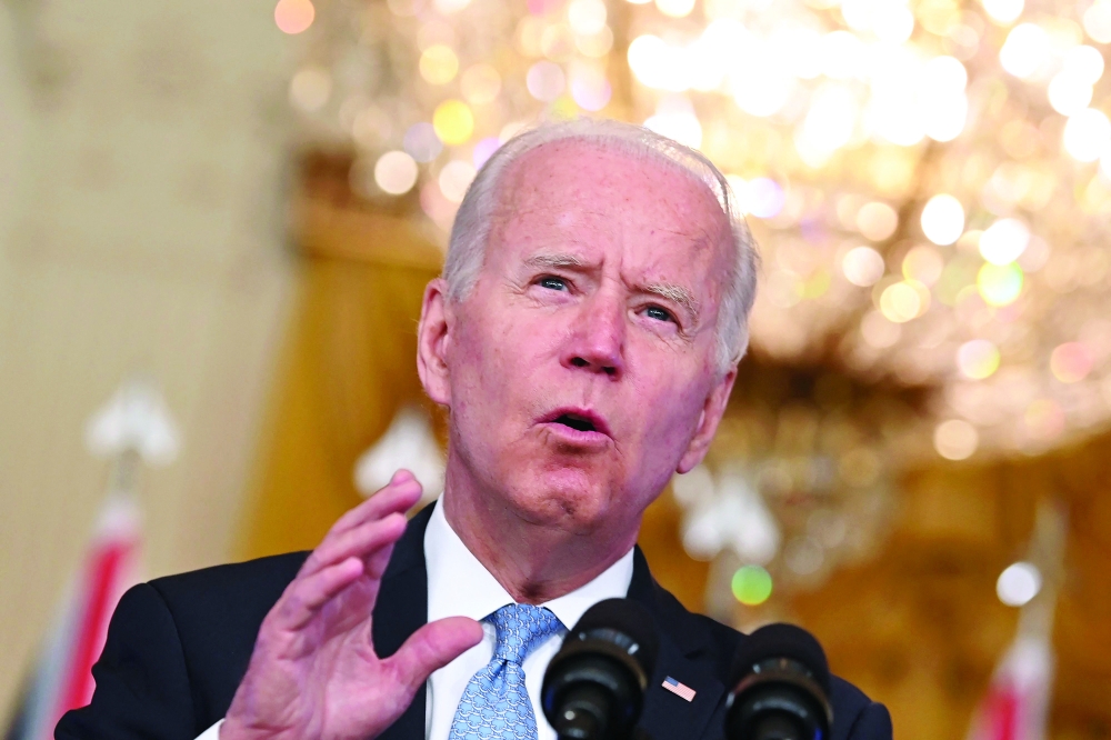 الرئيس الأمريكي جو بايدن يتحدث عن الأمن القومي مع رئيس الوزراء البريطاني بوريس جونسون ورئيس الوزراء الأسترالي سكوت موريسون في الغرفة الشرقية بالبيت الأبيض في واشنطن العاصمة.أ.ف.ب