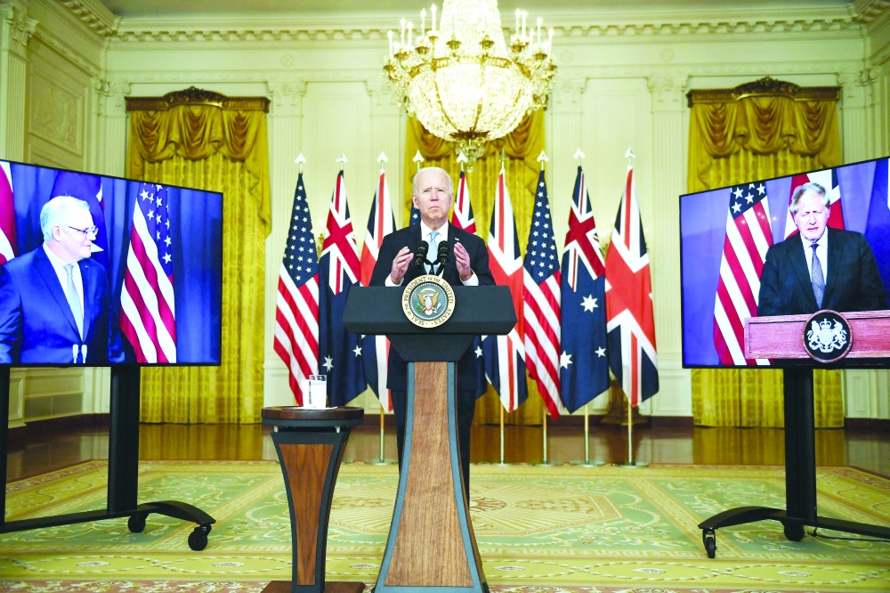 الرئيس الأمريكي جو بايدن في مؤتمر صحفي افتراضي حول الأمن القومي مع رئيس الوزراء البريطاني بوريس جونسون (على اليمين) ورئيس الوزراء الأسترالي سكوت موريسون في الغرفة الشرقية بالبيت الأبيض في واشنطن.ا.ف.ب