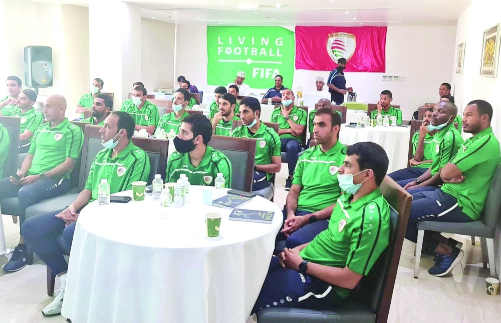 الحكام المشاركون في الدورة