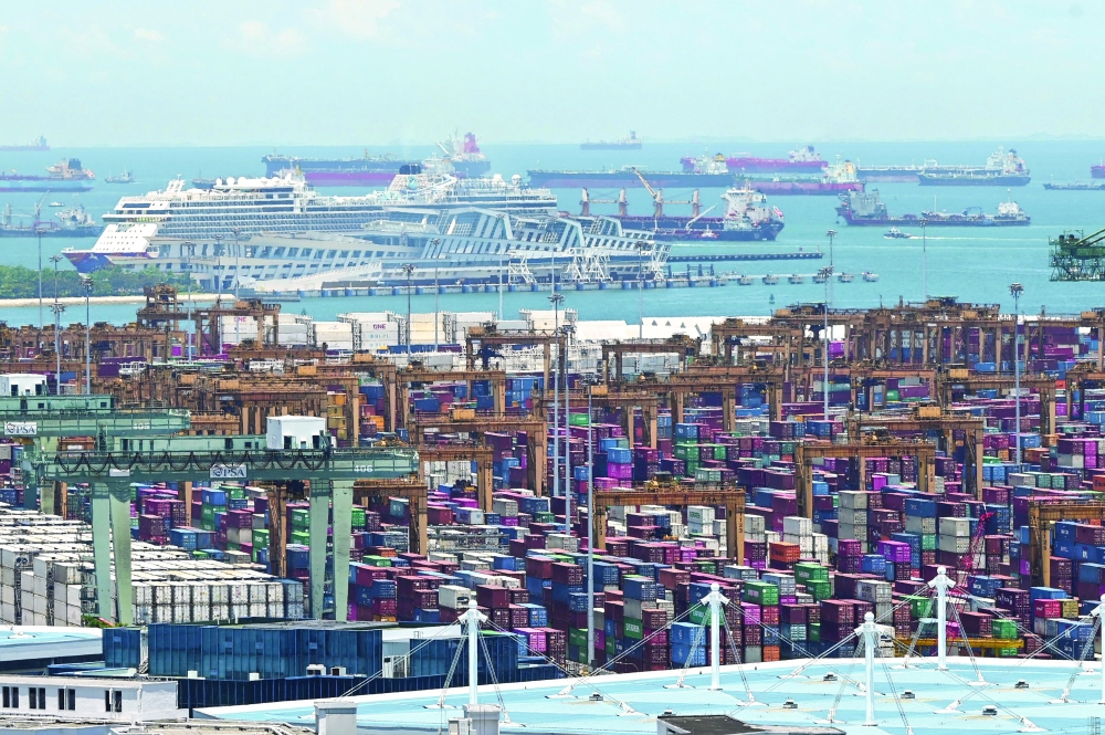 منظر عام يظهر ميناء الحاويات في محطة تانجونج باجار في سنغافورة . ا ف ب