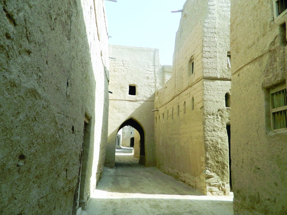 الطريق الذي يتوسط الحارة