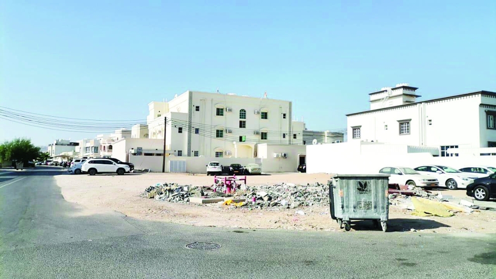 المستهترون بالأنظمة والقوانين يستغلون وجود أي مساحة من الأراضي لرمي المخلفات 