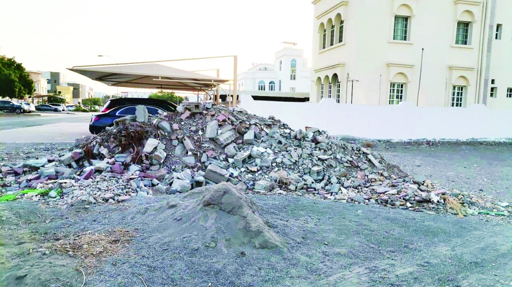 أكوام من مخلفات البناء تتكدس منذ أشهر بين المنازل بالموالح 