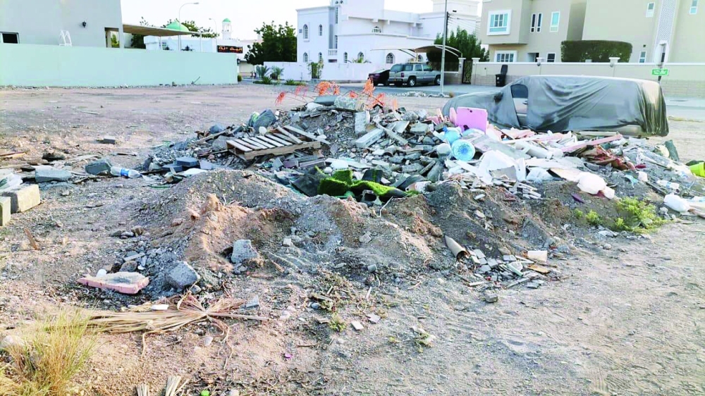 بعد رمي مخلفات البناء تجمعت غيرها من المخلفات مشوهة للمنظر العام 