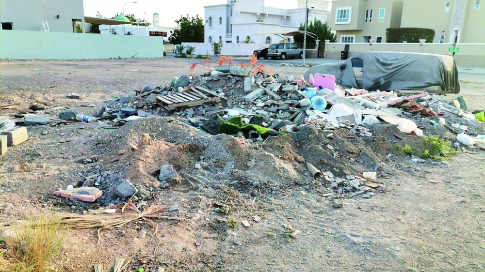 طمس جماليات الأحياء السكنية بعد تكدس المخلفات 