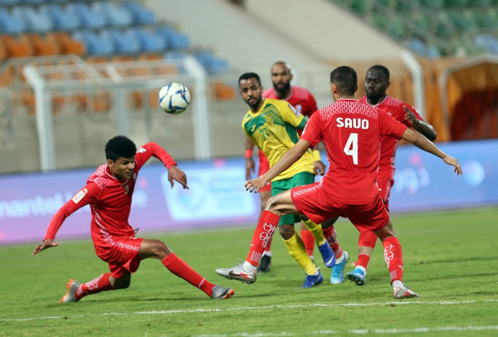 من لقاءات الموسم الماضي للفريق الأول بنادي مسقط