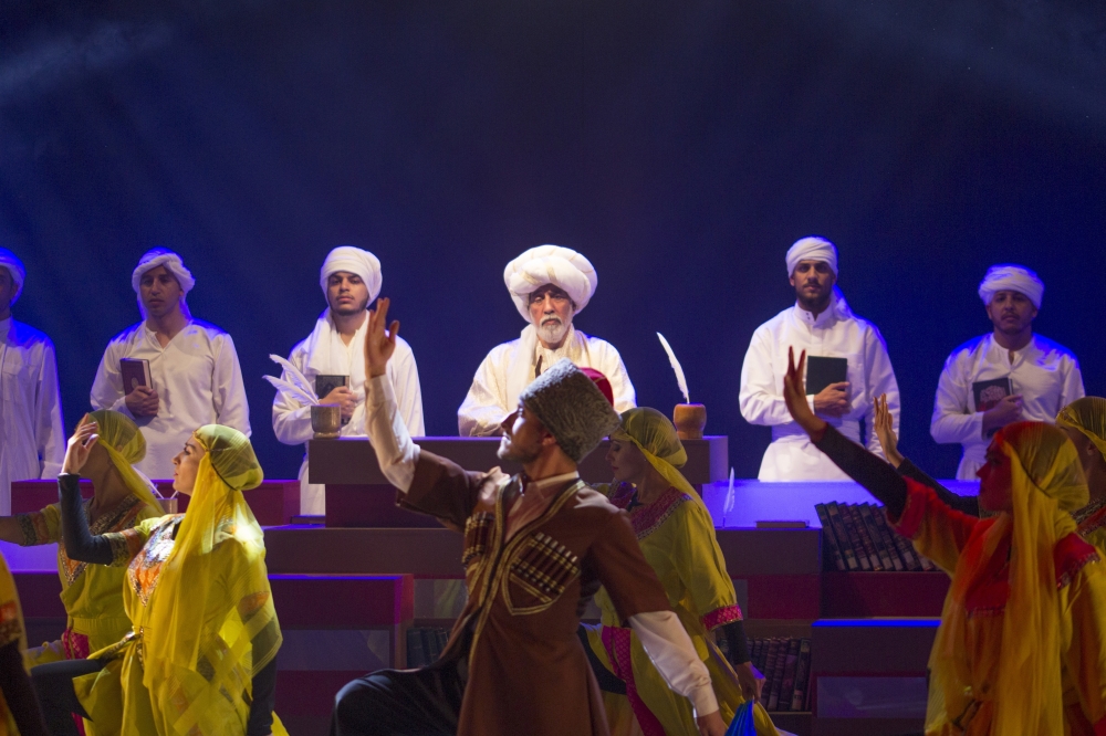 أحمد الجسمي يتوسط المجاميع الفنية في مسرحية "كتاب الله"                