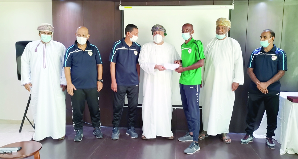 تكريم الحكام المشاركين بالدورة 