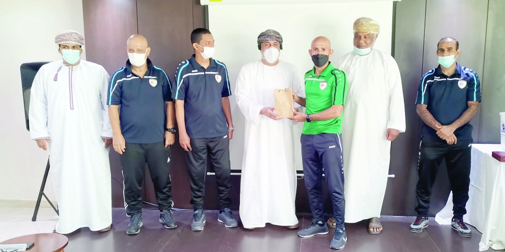 تكريم الحكام المشاركين بالدورة