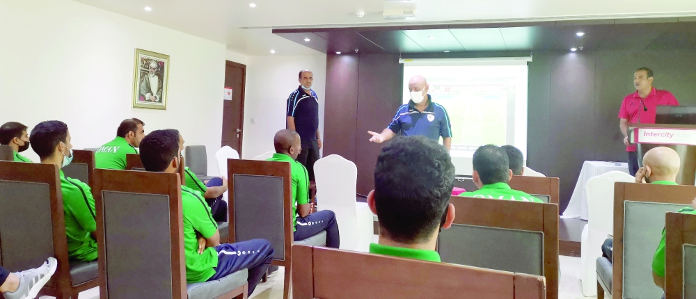 جانب من محاضرات دورة الحكام