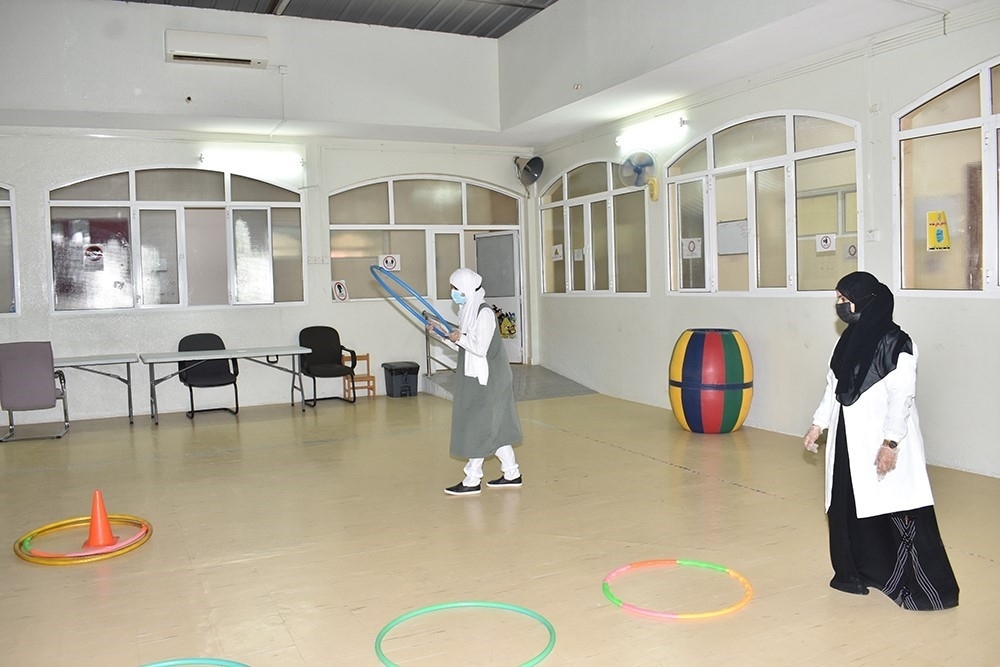 الحد من عدد الأشخاص الموجودين في أماكن العمل في الوقت نفسه أو في القاعة نفسها