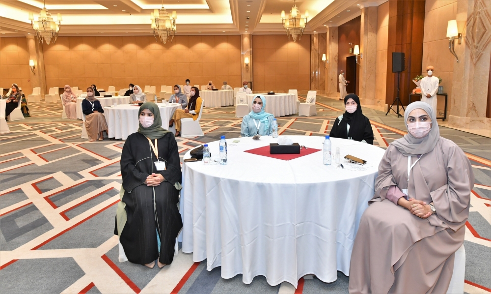 عدد من المسؤولين وموظفي القطاع الصحي خلال مشاركته في المؤتمر العلمي احتفالاً باليوم العالمي لسلامة المرضى